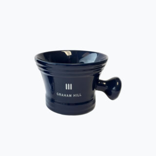 Porcelanowa miska do golenia – klasyczne akcesorium z uchwytem do piany i pędzla