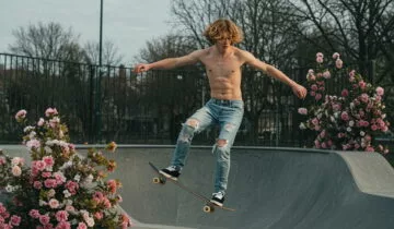 Jak działa sól morska na włosy i kiedy warto ją stosować