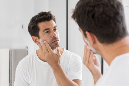 Czerwona skóra, pieczenie i wrastające włoski po goleniu? Sprawdź, co naprawdę powoduje podrażnienia i jak się ich raz na zawsze pozbyć.