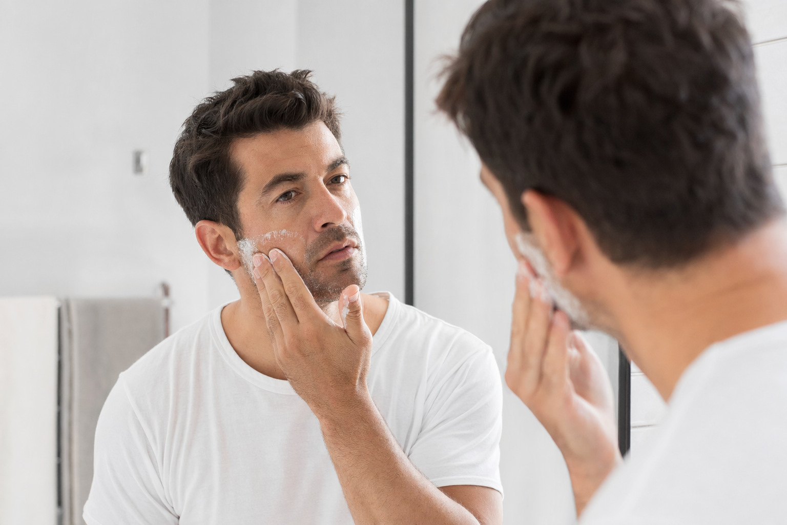 Czerwona skóra, pieczenie i wrastające włoski po goleniu? Sprawdź, co naprawdę powoduje podrażnienia i jak się ich raz na zawsze pozbyć.