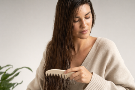 Zbyt gorąca woda, szczotkowanie mokrych włosów, spinki na noc — sprawdź, które codzienne nawyki niszczą twoje włosy i czym je konkretnie zastąpić.